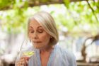 مضرات مشروبات الکلی در زنان مسن